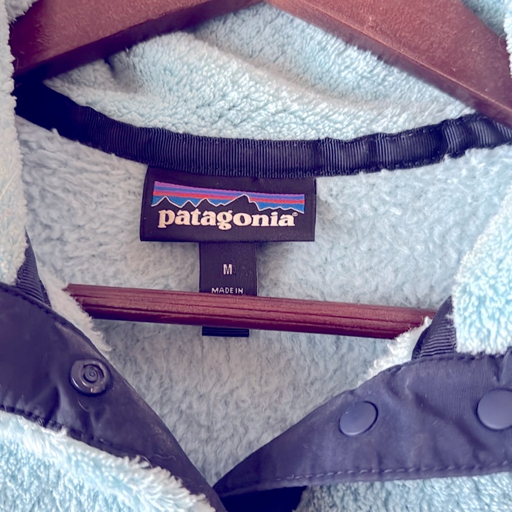 PATAGONIA Light Blue synchilla Fleece Pullover w/navy blue accents. - Picture 4 of 5